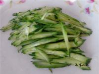 凉拌银耳黄瓜的做法步骤2