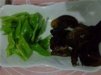 青椒木耳炒魔芋的做法步骤2