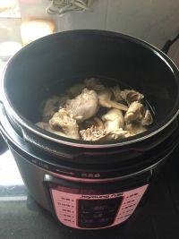 土鸡菌菇芋头煲的做法步骤2