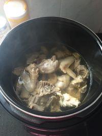 土鸡菌菇芋头煲的做法步骤3