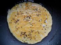 黑芝麻鸡蛋卷的做法步骤4