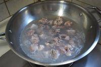 杜仲巴戟排骨汤的做法步骤4