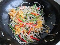 绿豆芽炒鸡蛋的做法步骤10