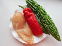 苦瓜炒鸡肉的做法步骤1