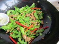 苦瓜炒肉的做法步骤11