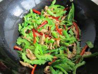 苦瓜炒肉的做法步骤12