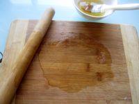 饺子皮版葱花饼的做法步骤1