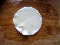 饺子皮版葱花饼的做法步骤2