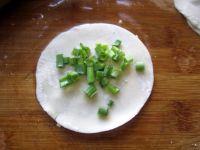 饺子皮版葱花饼的做法步骤3