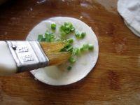 饺子皮版葱花饼的做法步骤4