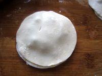 饺子皮版葱花饼的做法步骤5