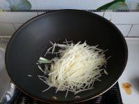 土豆丝炒松柳苗的做法步骤4