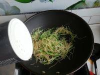 土豆丝炒松柳苗的做法步骤8