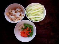 翠皮盐爆海螺片的做法步骤1