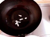 翠皮盐爆海螺片的做法步骤2