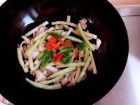 翠皮盐爆海螺片的做法步骤6