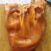 青椒炒卤味猪耳朵的做法步骤1