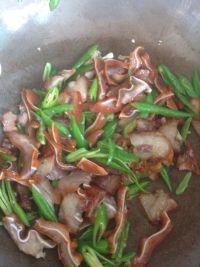 青椒炒卤味猪耳朵的做法步骤5