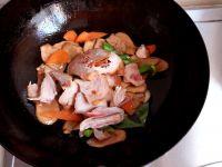 杏鲍菇炒鸡腿肉的做法步骤7