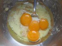 香蕉戚风的做法步骤3