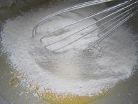 香蕉戚风的做法步骤4