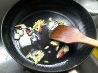 茭白青椒烧素鸡的做法步骤2