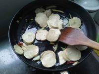 茭白青椒烧素鸡的做法步骤3