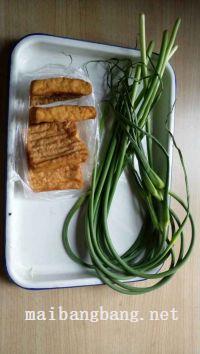 蒜苔炒油浆豆腐的做法步骤1