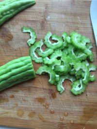 苦瓜虾仁滑蛋的做法步骤1