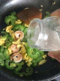 苦瓜虾仁滑蛋的做法步骤8