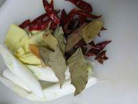 酸辣猪蹄的做法步骤1