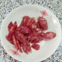 荷兰豆炒腊肠的做法步骤2