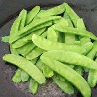 荷兰豆炒腊肠的做法步骤3