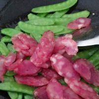 荷兰豆炒腊肠的做法步骤4