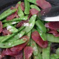 荷兰豆炒腊肠的做法步骤5