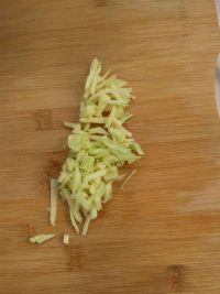 姜丝炒腐竹的做法步骤1