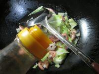 圆白菜炒海虾的做法步骤7