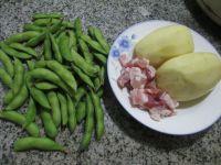 咸肉毛豆煮土豆的做法步骤1