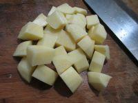 咸肉毛豆煮土豆的做法步骤3