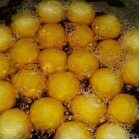 炸土豆丸子的做法步骤6