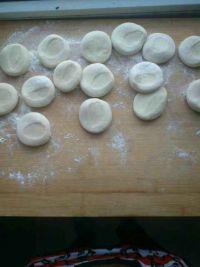 鸡蛋韭菜盒子的做法步骤6