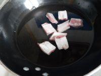 茭白烧排骨的做法步骤1