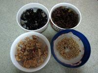 黄豆木耳炒萝卜丁的做法步骤1