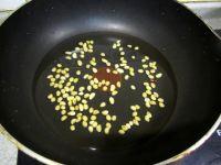 黄豆木耳炒萝卜丁的做法步骤3