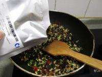 黄豆木耳炒萝卜丁的做法步骤8