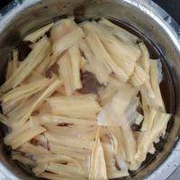 腐竹云耳拌鸡丝的做法步骤2