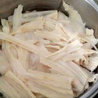 腐竹云耳拌鸡丝的做法步骤5