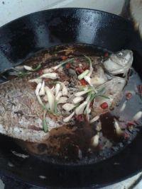 蒜烧扁鱼的做法步骤4