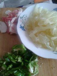 蜡皮炒肉丝的做法步骤1