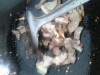 蜡皮炒肉丝的做法步骤2